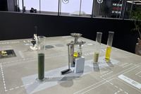 ナンノクロロプシスという微細藻類を1000リッター槽で培養することで、2週間ごとに1リッターの燃料と400gのタンパク質を取り出すことができるという。