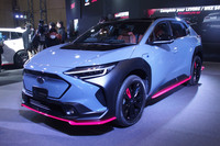 チェリーレッドのアンダースポイラーやルーフエンドスポイラーなどでカスタマイズされた「ソルテラSTIコンセプト」。