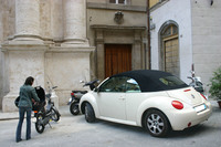 「フォルクスワーゲン・ニュービートル カブリオ」。2007年シエナ。