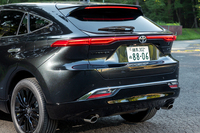 リアバンパーの下部もつやありブラック仕上げ。「HARRIER」と「HEV」(カーボンニュートラルバッジと呼ぶ)のエンブレムもブラックだ。