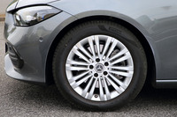 タイヤサイズは前後同径で225/50R17。試乗車にはピレリのエコタイヤ「チントゥラートP7」が装着されていた。
