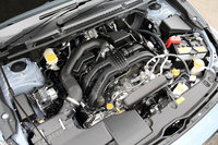 現行型「インプレッサ」から導入が進められている、新型の2リッター水平対向4気筒直噴エンジン。従来の2リッターエンジンより約80%の部品の設計を見直すことで、優れた燃費と実用域トルクの向上を実現している。