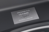 車内のプレートに書かれたシリアルナンバーとロラン・ウルゴン氏のサイン。ウルゴン氏はR.S.のすご腕テストドライバーで、“FF最速”の記録を塗り替えてきたニュルのタイムアタックでも、ハンドルを握り続けてきた。