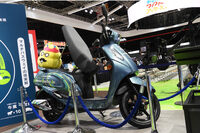 CBG(圧縮バイオメタンガス)仕様のスクーター「アクセス」は、牛フンからCBGを生成することを説明するために、子供たちに人気のキャラクター「うんこ先生」とともに展示。