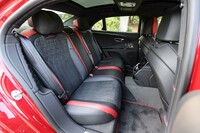 左右独立の電動調節機構が備わる後席。助手席のポジションはリア側からも調節可能だ。