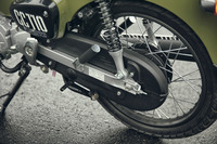 後輪に動力を伝えるドライブチェーンは、写真のようにカバーで覆われている。