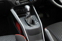 トランスミッションはベルト式CVTと遊星歯車機構を組み合わせた「D-CVT」。シフトノブでの手動変速は可能だが、パドルシフト機構は備わらない。