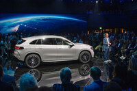 メルセデス・ベンツのプレスカンファレンスの様子。今回発表された新型「GLC」は既存のモデルとは違いBEV(電気自動車)専用車となるという。