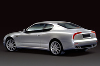 イタルデザイン・ジウジアーロがデザインを手がけた、1998年デビューの「マセラティ3200GT」。印象的なテールランプのデザインは不評だったようで、後継モデルの「マセラティ・クーペ」ではいたって普通な形となってしまった。