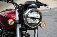 クラシックなスタイルに対し、ヘッドランプのイメージはモダン。すべての灯火器に長寿命のLEDを採用している。