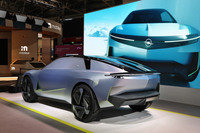 「オペル・エクスペリメンタル」では、CセグメントのボディーサイズでDセグメントの室内空間を実現したことも強調されている。