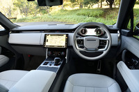 上質な仕立てと、レンジローバーの伝統である横基調のインストゥルメントパネルデザインが特徴となるインテリア。「サンクチュアリ(聖域)のような空間」を目指したという。