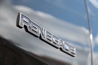 エクステリアデザインは基本的に純エンジン車と共通。上の「4xe」バッジが貼られるほか、「JEEP」と「RENEGADE」バッジにブルーのアクセントが施されるのがプラグインハイブリッドモデルの特徴だ。