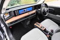 木目調パネルと淡いグレーのファブリックでコーディネートされる「ホンダeアドバンス」のインテリア。クラウドとAI技術を活用した対話型のインフォテインメントシステム「Hondaパーソナルアシスタント」も搭載している。