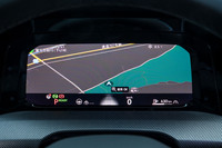 液晶式のメーターパネルにはマップを大写しにすることもできる。改良前のモデルでも同じことができたが、演算チップの進化によって表示の切り替わりが素早くスムーズになった。