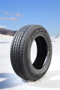 SUV用オールシーズンタイヤの「アシュアランス ウェザーレディ」。サイプなどの溝は、摩耗が進むと途中で溝幅が拡大するよう設計されており、摩耗後も高いウエット性能を発揮する。