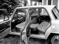 5段MTはコラムシフトで、前席のバックレストは左右別々に倒れるが、座面はベンチ式。計器盤にタコメーターは備わるが、スピードメーターは横長で、ステアリングホイールには大きなホーンリングが付く。