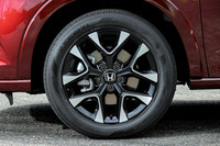 「Z」系のグレードに装備されるブラック塗装+切削加工の18インチアルミホイール。タイヤサイズは225/55R18で、試乗車には静粛性を追求した横浜ゴムのコンフォートタイヤ「アドバンdB V552」が装着されていた。