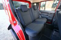 「シエラ」より大幅に快適性が増したリアシート。背もたれの角度は2段階で調節できる。