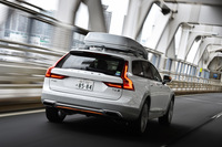 足まわりでは、電子制御式リア・エアサスペンションがシャシーコントロールシステムとともに装備されている。