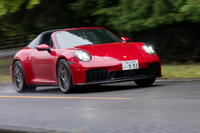 パワーユニットは新開発の3.6リッター水平対向6気筒ターボエンジンにモーターとバッテリーを組み合わせたマイルドハイブリッド。システム全体では541PSを発生する。