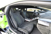 シート表皮とインテリアトリムには、ダークカラーのアルカンターラ生地が使用されている。