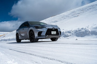 「RX500h“Fスポーツ パフォーマンス”」は2.4リッター4気筒ターボエンジンを核としたハイブリッドパワートレインを搭載。リアの独立モーターも合わせたシステム全体で最高出力371PSを発生する。