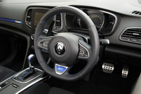 「GT」グレードに装備されるナパレザーのステアリングホイール。ルノーによると「4コントロール」の採用はドライバーの負担低減にも寄与しており、特にワインディングロードでは、ステアリングの操作量は4割ほど低減されるという。