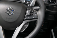 ステアリングホイールに備わるアダプティブクルーズコントロールのスイッチ類。一時的にマイルドハイブリッド機構のパワーを高める「パワーモード」の追加も、新型「ハスラー」のトピックである(ターボ車のみ)。