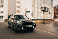 内外装をこだわりのブラックでドレスアップした「MINIクロスオーバー」の特別仕様車登場
