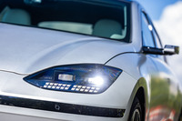 「パラメトリックピクセルデイタイムランニングライト」を備えたインテリジェントフロントライティングシステムを搭載。道路状況や天候、対向車の有無などを車両が判別し、照射範囲やハイビームの使用が自動で調整される。