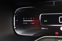 メーターパネルにエンジン回転計を表示したところ。極めて簡素なデザインで読み取りづらいが、レッドゾーンは6800rpm(くらい)から。