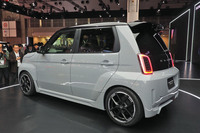 軽規格のBEV「N-ONE e:」にオーバーフェンダーを貼り付けた「スーパーONE プロトタイプ」の姿は、ブルドッグと呼ばれたかつての「シティ ターボII」を想起させる。