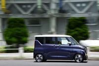 「スマートシンプルハイブリッド」と呼ばれるマイルドハイブリッドシステムを搭載する「ルークス」。減速時に蓄えた電力は、エンジンの補助駆動力やアイドリングストップシステムの動力として使われる。