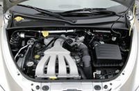 2.4リッター直4 DOHC16バルブは、ハッチバック車に搭載される2リッターユニット比で7psと2.6kgmアウトプットを増し、143ps/5200rpmと21.8kgm/4000rpmを発生。車重は1520kgと60kg増えた。