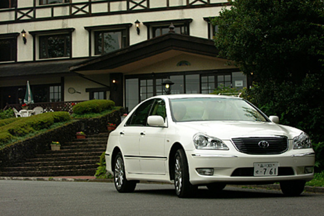 【スペック】Cタイプ:全長×全幅×全高=4950×1795×1465mm/ホイールベース=2850mm/車重=1690kg/駆動方式=FR/4.3リッターV8 DOHC32バルブ(280ps/5600rpm、43.8kgm/3400rpm)/価格=609万円(テスト車=677万8800円/レーダークルーズコントロール(低速追従モード付き)=10万5000円/ナイトビュー=31万5000円/クラウン“マークレビンソン”プレミアムサウンドシステム=26万8800円)