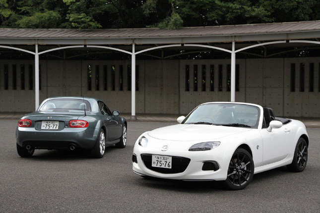マイナーチェンジを受けた新型「マツダ・ロードスター」。ソフトトップの「RS」(右)とパワーリトラクタブルハードトップの「RS RHT」。