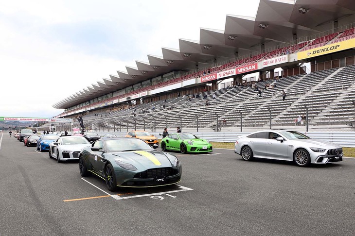 午後のビッグイベントである「グリッドウオーク」。展示車は80台を超えるので、準備だけでも約30分の時間が必要となる。もちろん、観覧時間もしっかり1時間取ってあり、参加者たちは“お宝グルマ”たちの鑑賞をしっかりと楽しんだ。