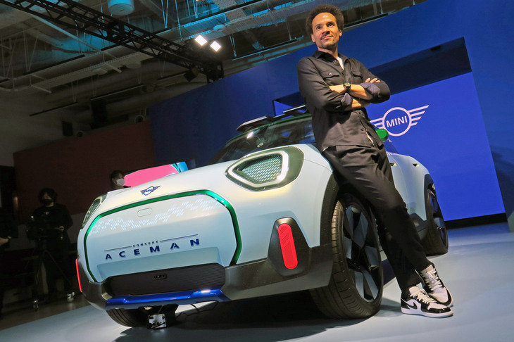 コンセプトモデル「MINI Concept Aceman(コンセプト エースマン)」と、MINIブランドのデザイン責任者であるオリバー・ハイルマー氏。