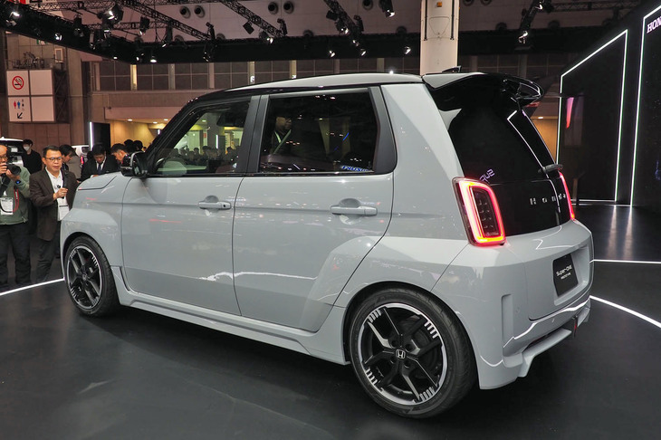 軽規格のBEV「N-ONE e:」にオーバーフェンダーを貼り付けた「スーパーONE プロトタイプ」の姿は、ブルドッグと呼ばれたかつての「シティ ターボII」を想起させる。