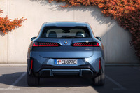 リアの中心まで伸びたテールランプは、BMWらしいL型ライトに水平方向の新解釈を加えたものと紹介される。