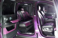 展示車両は、「トワイライトパープル」のボディーカラーに合わせ、紫と黒のツートンカラーシートを選択していた。