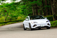 足まわりはフロントがダブルウイッシュボーンでリアがマルチリンク。4WDモデルにのみメカニカルな油圧式の減衰力可変ダンパーが付いている。