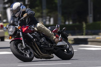 気持ちよく回るエンジンと、バイクとの一体感を覚えさせるコーナリングが魅力の「CB400スーパーフォア」。願わくは、これからもつくり続けてほしいと思わせるバイクだった。