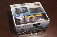 オートバックス代官山店によれば、ドライブレコーダーの形状は、カメラ・本体一体型が9割以上を占めるという。写真は同店で最も売れているという商品。人気の理由は、夜間駐車時の盗難やいたずらを記録する機能がすぐれている点にあるとのこと。