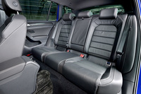 後席には6:4分割可倒式の「R」専用のレザーシートが採用される。