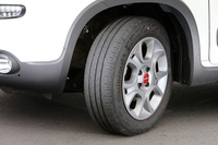 低転がり抵抗性能だけでなく、ウエットグリップ性能やコンフォート性能にも配慮したという「エココンタクト6」。多くのサイズで獲得したという欧州タイヤラベリング制度での「A/A」という評価は、日本のラベリング制度に当てはめると低転がり抵抗性能、ウエット性能ともに最高評価の「AAA/a」にあたる。