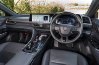 この試乗車は2.5リッターハイブリッドの「クラウン スポーツZ」。プラグインハイブリッドの「RS」も設定されており、そちらでは運転席側が黒、助手席側が赤と塗り分けたインテリアが選べる。