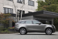 「レンジローバー スポーツ」に近い全長の「レンジローバー ヴェラール」。浮いているように見えるルーフや切れ目のないショルダーラインがデザイン上の特徴となっている。