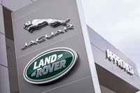 ジャガー・ランドローバー・アプルーブド足立 所在地:〒123-0872 東京都足立区江北7-6-2/電話:03-5647-0555/営業時間:9:30~19:00/定休日:火曜日